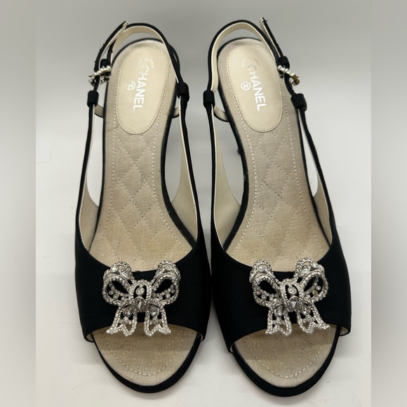 SOLD-CHANEL Crystal Bow pumps G30561 Size 9. - Picture 2 of 14